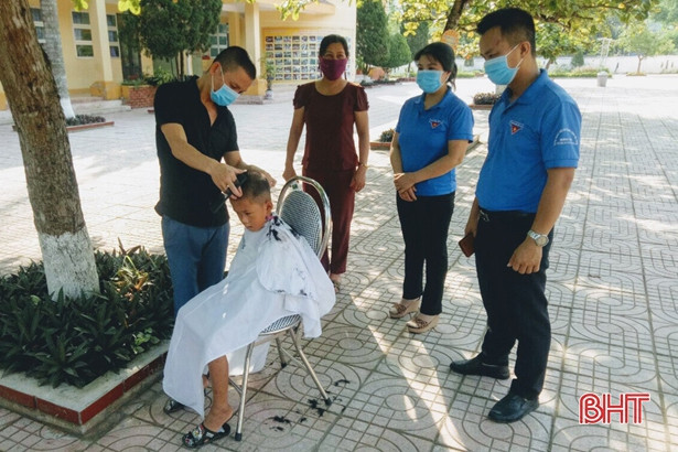 Cắt tóc miễn phí cho hơn 300 học sinh khó khăn ở Nghi Xuân