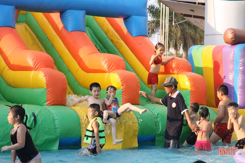 Người dân Hà Tĩnh tìm tới bể bơi, bãi biển “giải nhiệt” nắng nóng đầu mùa