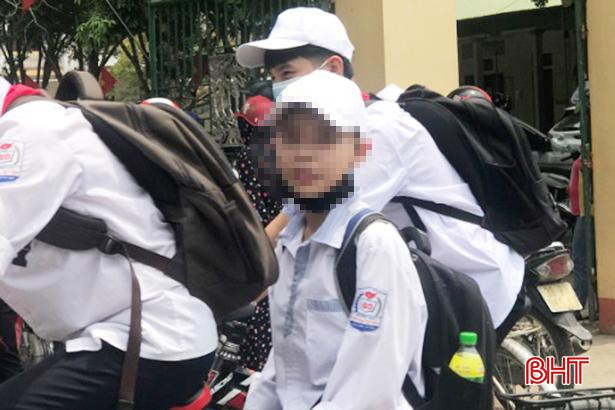 Học sinh Hà Tĩnh vẫn “quên” đeo khẩu trang khi ra khỏi trường