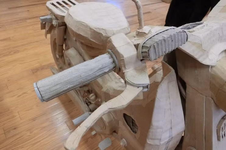 Học sinh chế tạo Honda Super Cub đời 1958 từ bìa carton