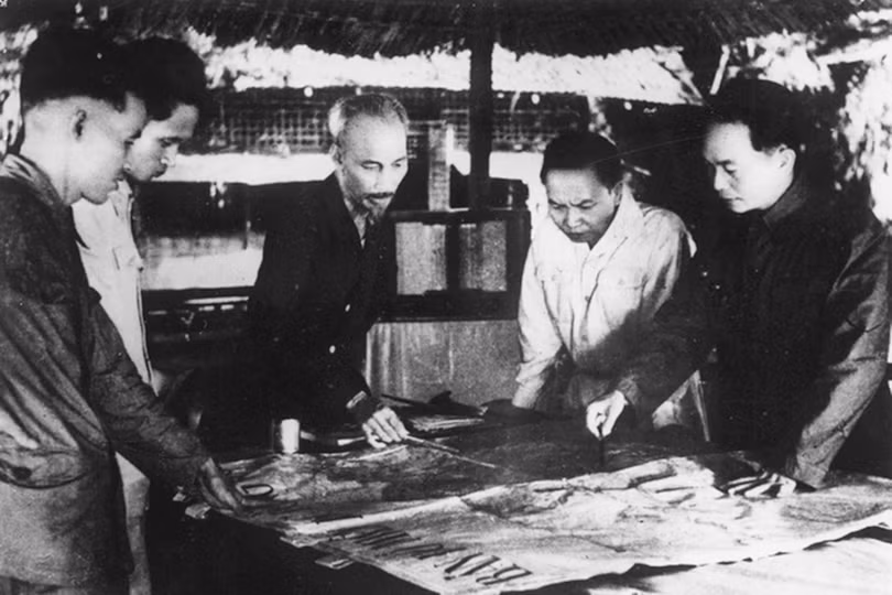 Bác Hồ và Đại tướng Võ Nguyên Giáp trong Chiến dịch Điện Biên Phủ