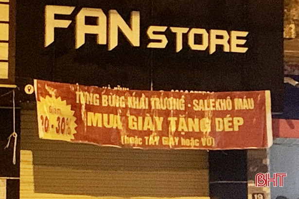 “Choáng” với những tấm biển quảng cáo phản cảm ở phố thị Hà Tĩnh