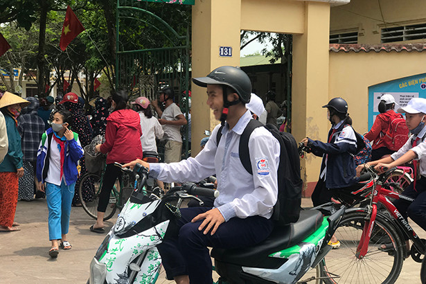 Học sinh Hà Tĩnh vẫn “quên” đeo khẩu trang khi ra khỏi trường