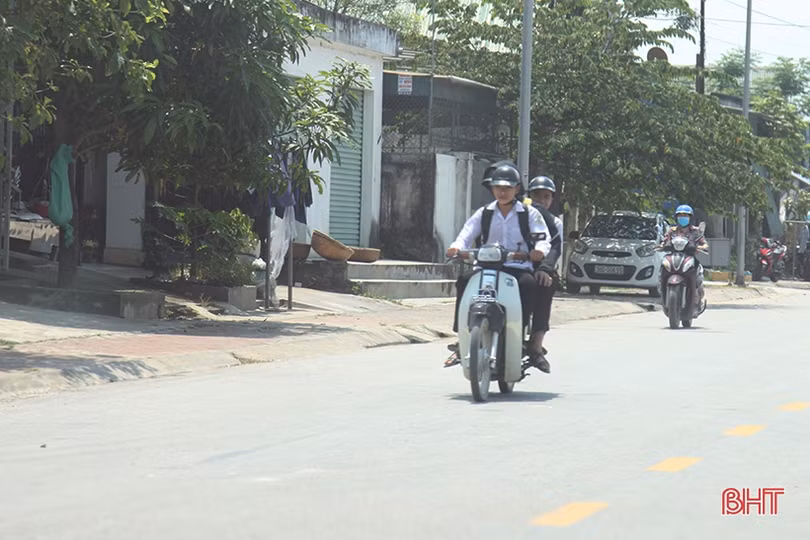 Thấy gì khi nhiều học sinh đi xe máy tới trường sai quy định ở TP Hà Tĩnh?
