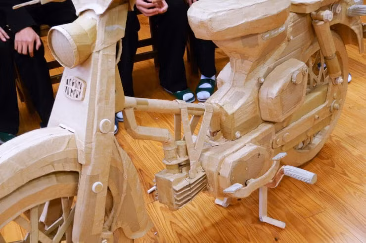 Học sinh chế tạo Honda Super Cub đời 1958 từ bìa carton