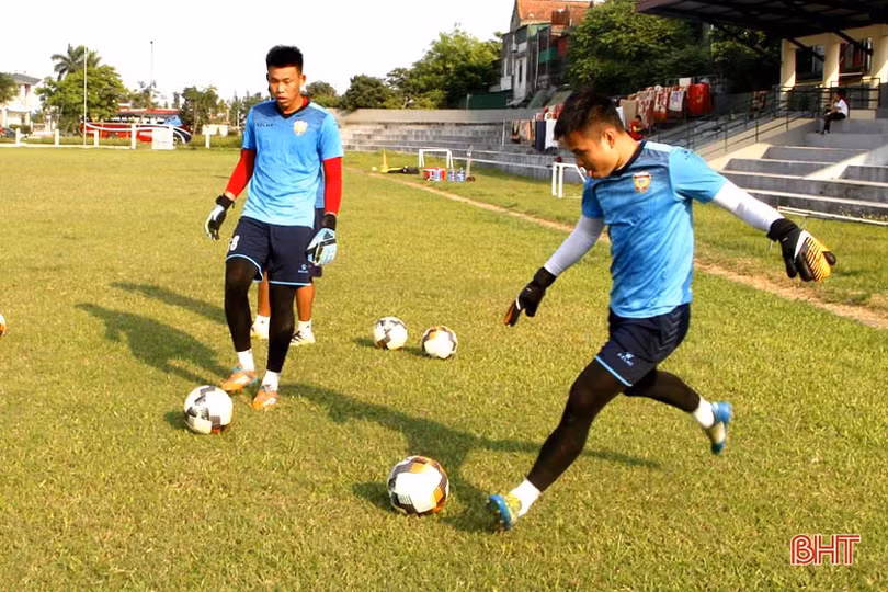 Hồng Lĩnh Hà Tĩnh “đội nắng” tập luyện cho ngày V.League trở lại