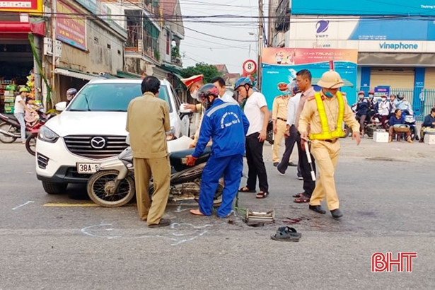Thiếu quan sát, xế hộp và xe máy đâm nhau trên Quốc lộ 1A