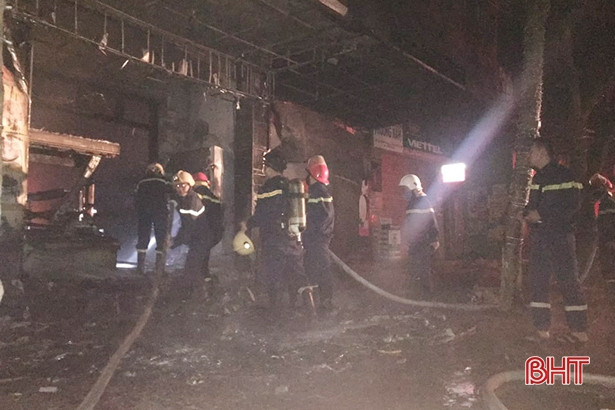 Cháy tiệm bánh Trang Oanh ở TP. Hà Tĩnh lúc nửa đêm