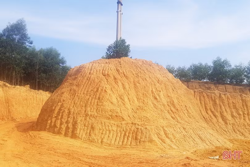 “Đất tặc” khoét núi mở đường khai thác hàng nghìn m<sup>3</sup> đất trái phép ở Hương Khê