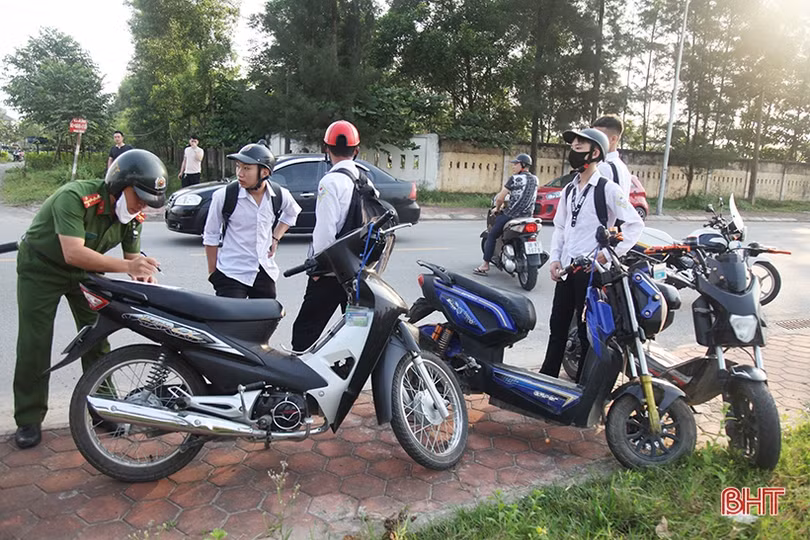 Thấy gì khi nhiều học sinh đi xe máy tới trường sai quy định ở TP Hà Tĩnh?