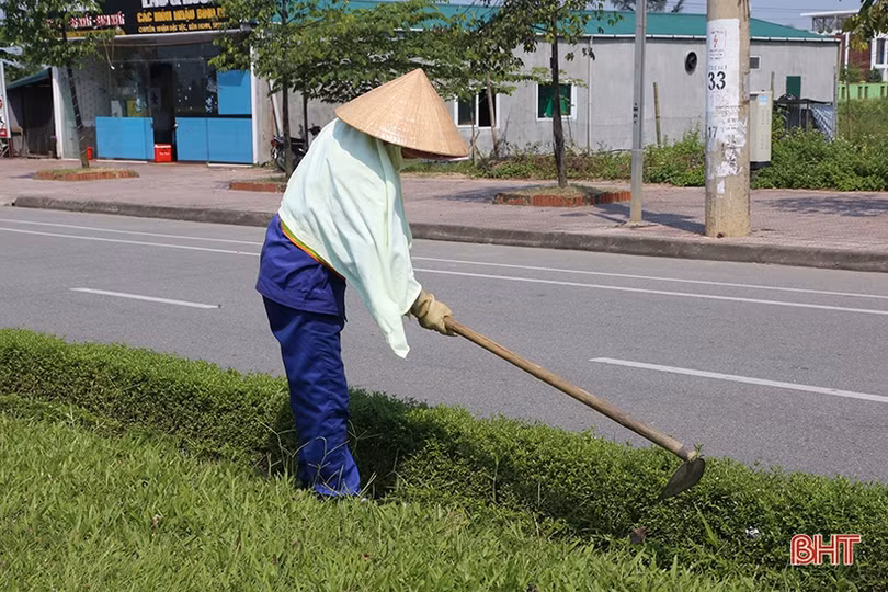 Việc “kéo” người, lao động Hà Tĩnh phơi mình dưới nắng 
