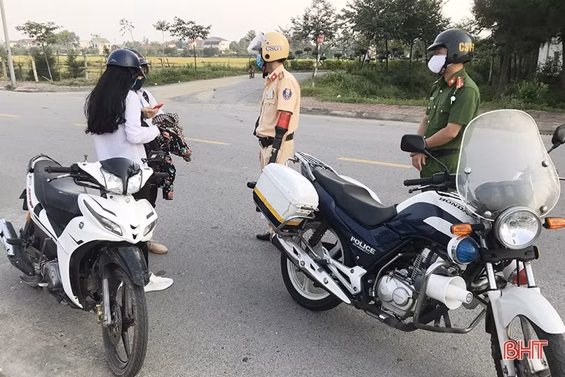 Thấy gì khi nhiều học sinh đi xe máy tới trường sai quy định ở TP Hà Tĩnh?