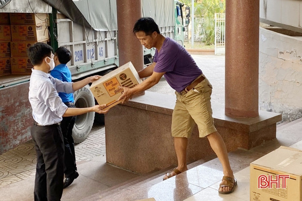 Tập đoàn Want Want Việt Nam tặng 2.400 suất quà cho người dân Hà Tĩnh