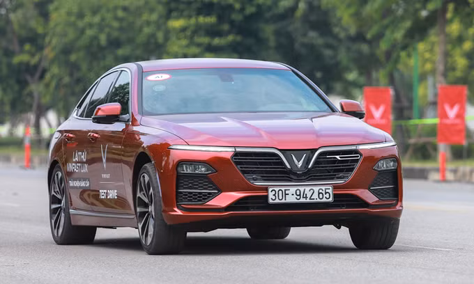 Xe VinFast giảm giá gần 300 triệu đồng