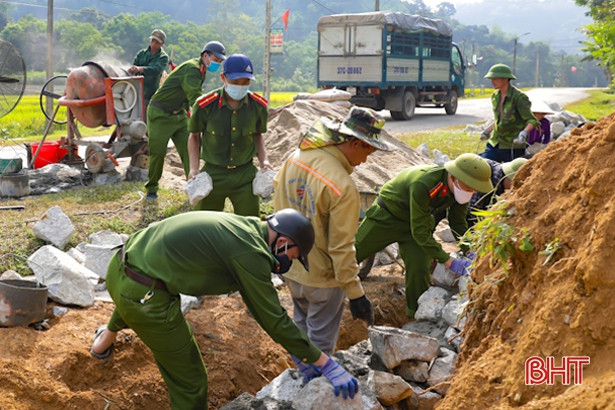 Cán bộ, chiến sỹ công an, kiểm sát Hương Sơn giúp dân xây dựng NTM