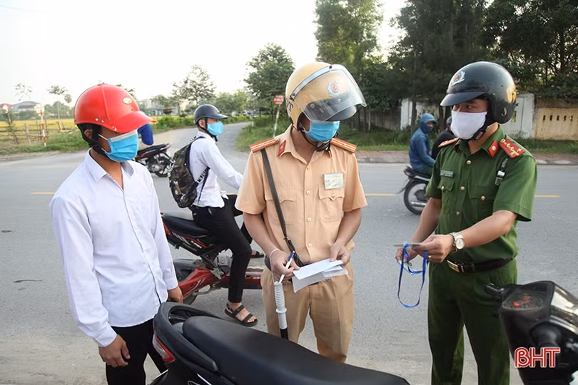 Thấy gì khi nhiều học sinh đi xe máy tới trường sai quy định ở TP Hà Tĩnh?