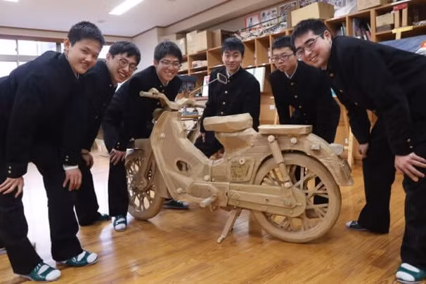 Học sinh chế tạo Honda Super Cub đời 1958 từ bìa carton