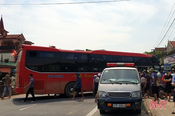 Container đối đầu xe khách ở Kỳ Anh, 1 phụ nữ tử vong thương tâm