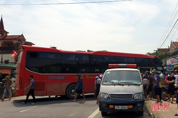 Container đối đầu xe khách ở Kỳ Anh, 1 phụ nữ tử vong thương tâm