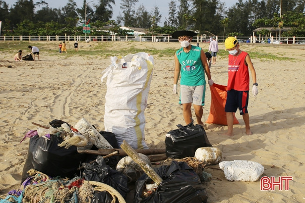 Đoàn viên thanh niên Hà Tĩnh thu gom rác, bảo vệ môi trường biển