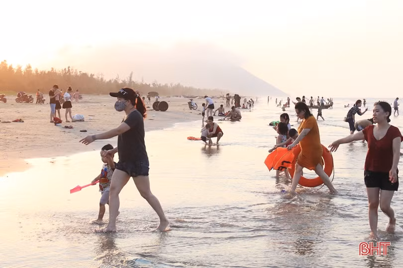Người dân Hà Tĩnh tìm tới bể bơi, bãi biển “giải nhiệt” nắng nóng đầu mùa