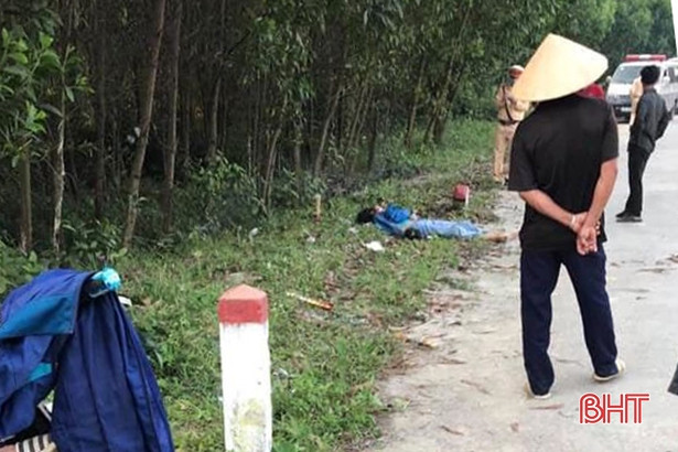 Xe máy chở 4 nữ sinh đâm vào cột mốc, 2 người tử vong tại chỗ