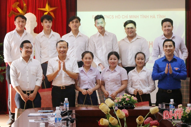 Tặng quà cho sinh viên Lào có hoàn cảnh khó khăn đang học tập tại Hà Tĩnh