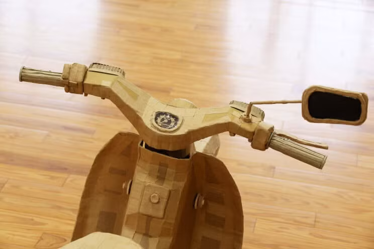 Học sinh chế tạo Honda Super Cub đời 1958 từ bìa carton