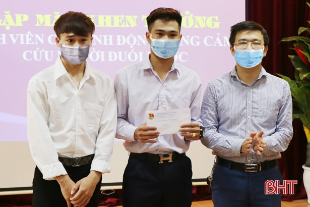 Khen thưởng sinh viên Lào dũng cảm cứu người đuối nước ở Hà Tĩnh