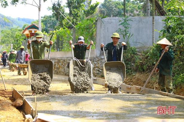 Cán bộ, chiến sỹ công an, kiểm sát Hương Sơn giúp dân xây dựng NTM