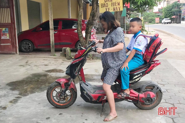 Học sinh Hà Tĩnh vẫn “quên” đeo khẩu trang khi ra khỏi trường