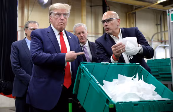 Tổng thống Trump “né” bắt tay giữa mùa dịch Covid-19