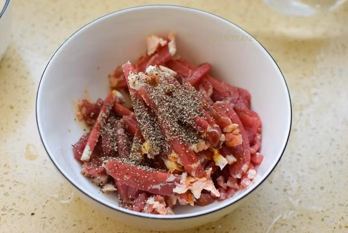 Thịt bò xào với 2 nguyên liệu này thì thơm ngon không chê được