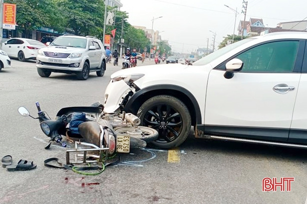 Thiếu quan sát, xế hộp và xe máy đâm nhau trên Quốc lộ 1A