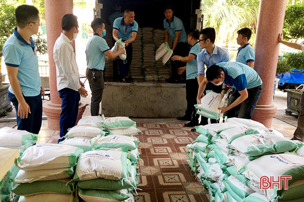 Hương Sơn trao 1.100 suất quà cho các gia đình bị ảnh hưởng do dịch bệnh Covid-19