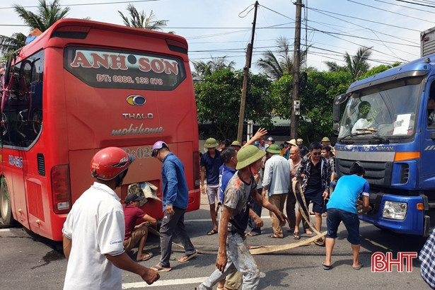 Container đối đầu xe khách ở Kỳ Anh, 1 phụ nữ tử vong thương tâm