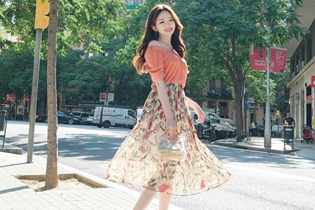 Phối sơ mi cùng váy mùa hè