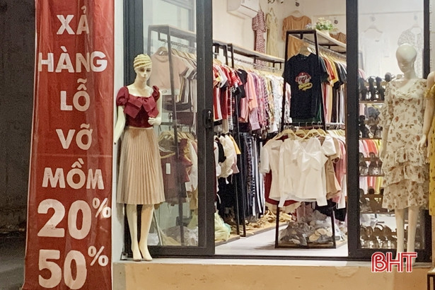 “Choáng” với những tấm biển quảng cáo phản cảm ở phố thị Hà Tĩnh