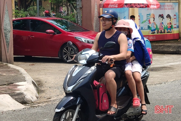 Học sinh Hà Tĩnh vẫn “quên” đeo khẩu trang khi ra khỏi trường