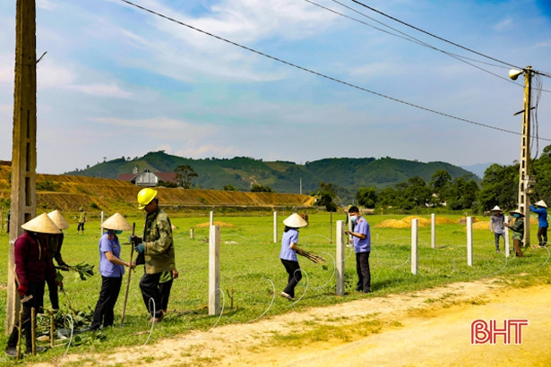 Cán bộ, chiến sỹ công an, kiểm sát Hương Sơn giúp dân xây dựng NTM