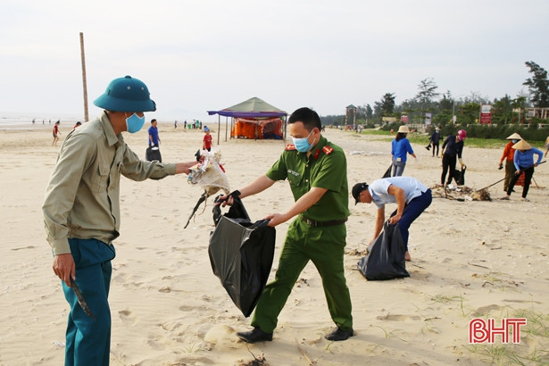 Đoàn viên thanh niên Hà Tĩnh thu gom rác, bảo vệ môi trường biển