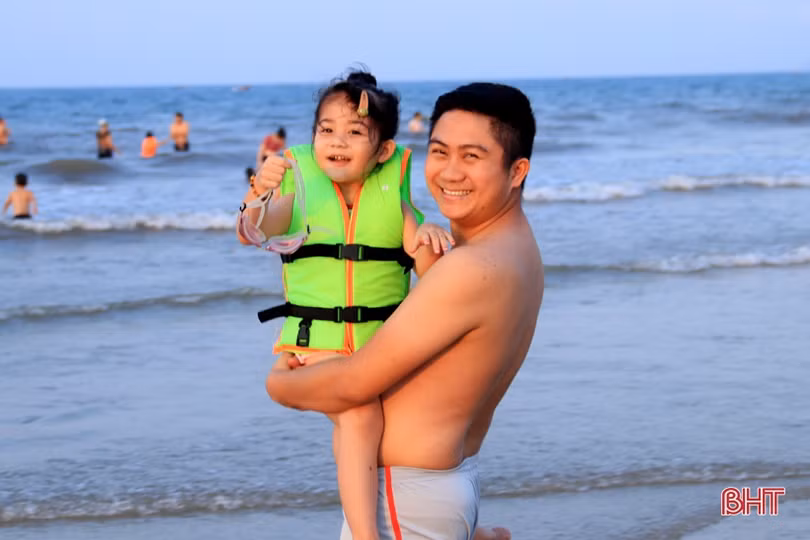 Người dân Hà Tĩnh tìm tới bể bơi, bãi biển “giải nhiệt” nắng nóng đầu mùa