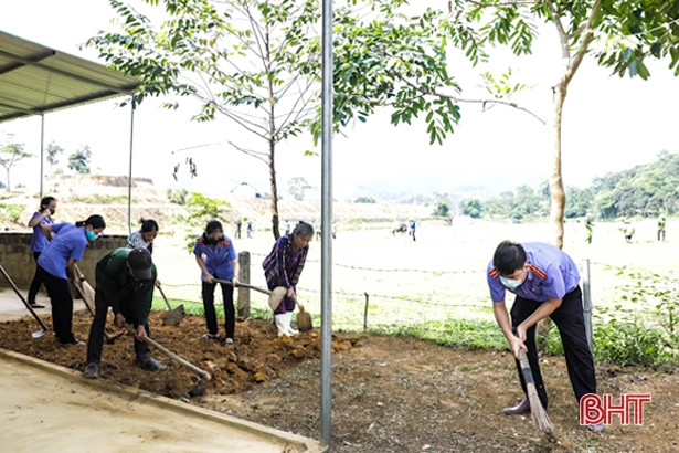 Cán bộ, chiến sỹ công an, kiểm sát Hương Sơn giúp dân xây dựng NTM
