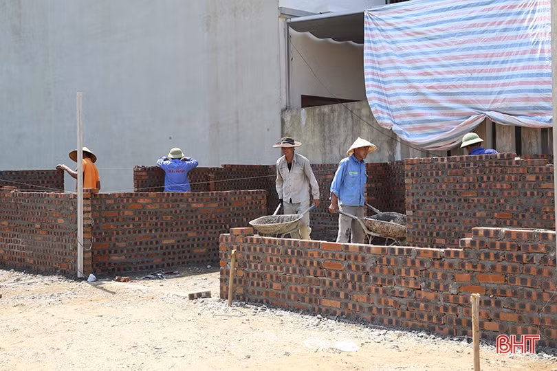 Việc “kéo” người, lao động Hà Tĩnh phơi mình dưới nắng 