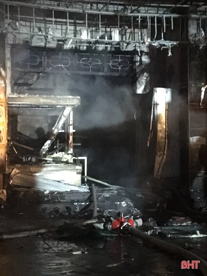 Cháy tiệm bánh Trang Oanh ở TP. Hà Tĩnh lúc nửa đêm