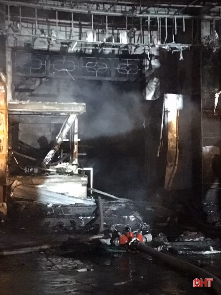 Cháy tiệm bánh Trang Oanh ở TP. Hà Tĩnh lúc nửa đêm