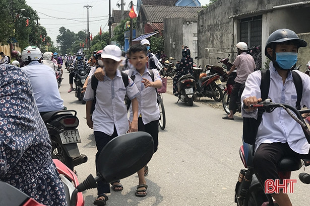 Học sinh Hà Tĩnh vẫn “quên” đeo khẩu trang khi ra khỏi trường