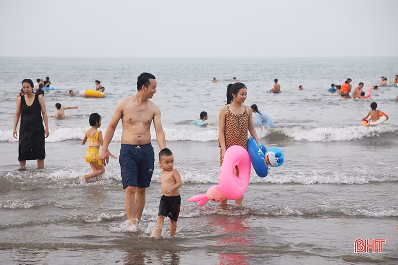 Người dân Hà Tĩnh tìm tới bể bơi, bãi biển “giải nhiệt” nắng nóng đầu mùa