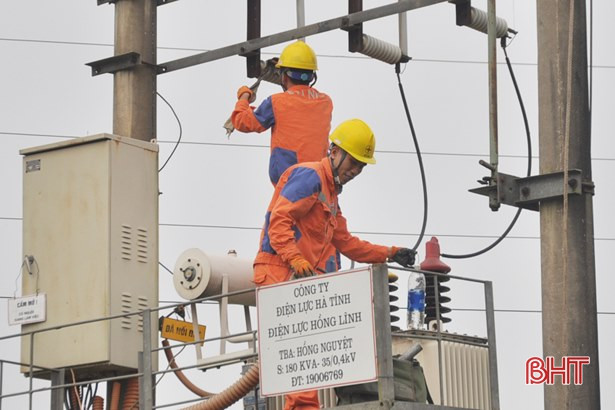 Diễn tập “giải cứu” lưới điện bị thiên tai phá hỏng ở Thuận Lộc