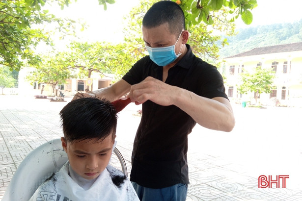 Cắt tóc miễn phí cho hơn 300 học sinh khó khăn ở Nghi Xuân
